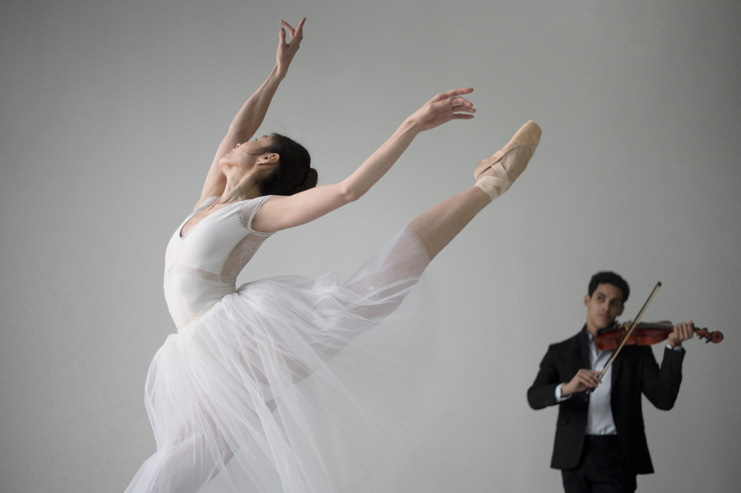 Ballerina tanzt zur Musik eines Violinisten