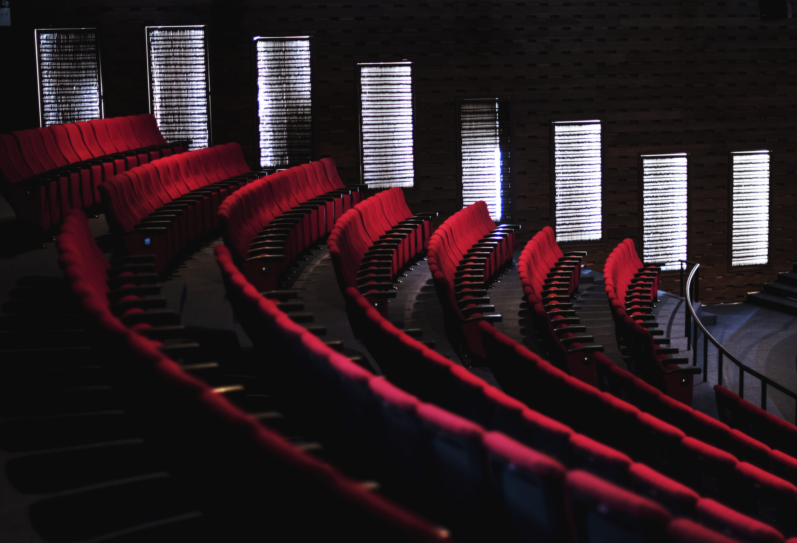 Rote Sitzreihen im Theater